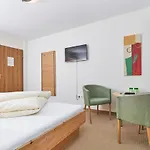 Gruenerhof بيت ضيافة 3*