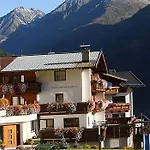 بيت ضيافة Gruenerhof 3*